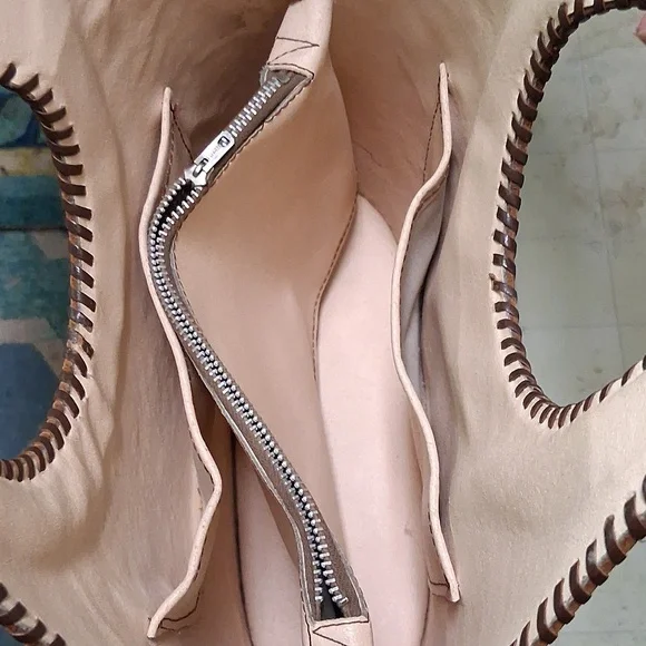 Hand-tooled Leather Purse. - Picture 4 of 4